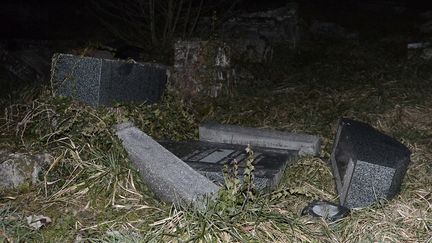 Une tombe detruite au cimeti&egrave;re juif de Sarre-Union (Bas-Rhin), le 15 f&eacute;vrier 2015. (FREDERICK FLORIN / AFP)