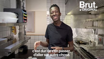 De Dragon Ball Z aux odeurs des épices sur les marchés au Mali, ce plat, c'est l'histoire de sa vie. Le chef Mory Sacko raconte son poulet yassa.