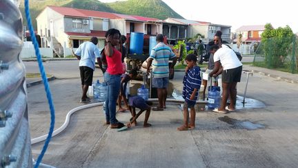 Saint-Martin, le 3 octobre 2017. Au bout du tuyau blanc, douze robinets permettent aux habitants de tirer de l’eau sanitaire, non potable. (THIBAULT LEFEVRE / RADIOFRANCE)