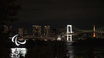 Le symbole des Jeux paralympiques à Tokyo, le 21 août 2021. (CHARLY TRIBALLEAU / AFP)