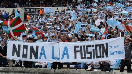 Les supporters de Bayonne manifestent leur mécontentement quant au projet de fusion avec le Biarritz Olympique (NICOLAS TUCAT / AFP)