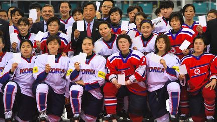 Des joueuses sud-coréennes et nord-coréennes, lors d'une rencontre dans le cadre de la division II du championnat du monde féminin, le 6 avril 2017 à Gangneung (Corée du Sud). (JUNG YEON-JE / AFP)