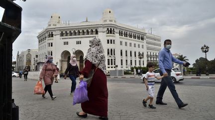 Scène de rue le 12 août 2020 devant la Grande Poste d'Alger, haut lieu de la contestation populaire depuis le début du "Hirak". (RYAD KRAMDI / AFP)