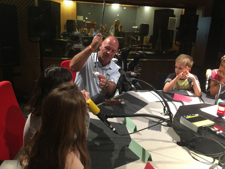 Le joueur&nbsp;professionnel Thomas Levet&nbsp;fait une démonstration de golf à des collégiens, venus&nbsp;à Radio France pour enregistrer l'émission franceinfo junior avec la journaliste Céline Asselot. (ESTELLE FAURE / FRANCEINFO)