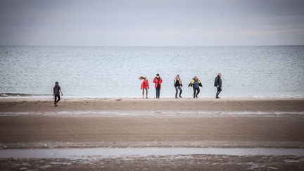 Une famille se promène sur la plage d'Utah beach, en Normandie, le 24 octobre 2020. (LUC NOBOUT / MAXPPP)