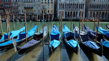 A Venise (Italie), le fond des canaux est de nouveau visible, le 18 mars 2020. L'eau s'est en effet éclaircie à la faveur d'une moindre fréquentation touristique et du trafic des embarcations à moteur.&nbsp; (MANUEL SILVESTRI / REUTERS)