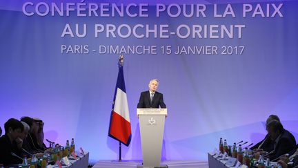 Le ministre des Affaires étrangères français, Jean-Marc Ayrault, prend la parole devant les pays conviés à la conférence, le 15 janvier. (THOMAS SAMSON / POOL)