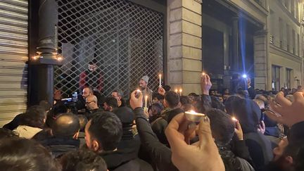 Des centaines de personnes rassemblées dans le silence devant le centre culturel Ahmet Kaya, rue d'Enghien à Paris, le 23 décembre 2022. (LAURIANE DELANOE / FRANCEINFO)