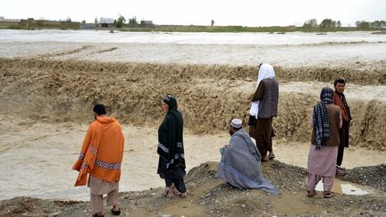 Des habitants constatent les dégâts dus aux inondations dans la province de Kandahar (Afghanistan), le 13 avril 2024. (SANAULLAH SEIAM / AFP)