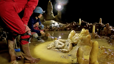 L'équipe du CNRS explore la grotte de Bruniquel
 (Luc-Henri Fage / www.felis.fr / capture d&#039;écran Culturebox)