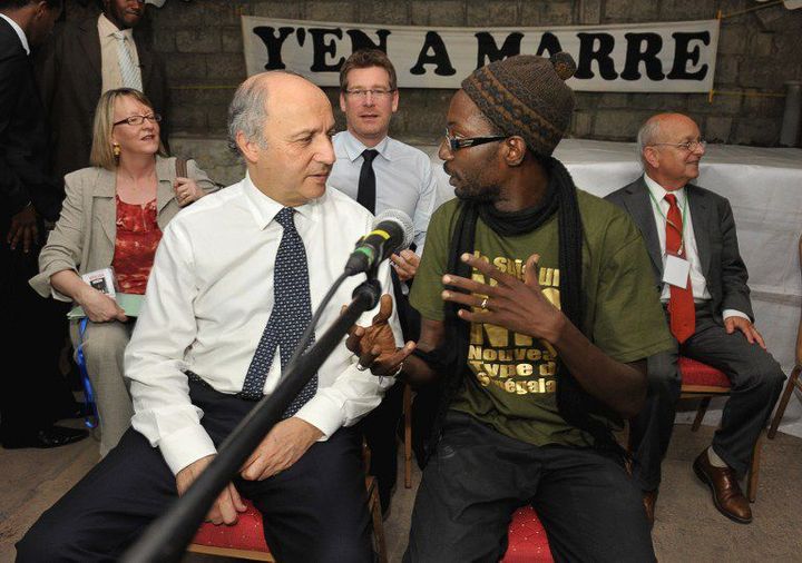 Le leader du mouvement sénégalais «Y'en a marre» Fadel Barro avec le ministre français des Affaires étrangères Laurent Fabius, à Dakar, le 27 juillet 2012. (Photo AFP)