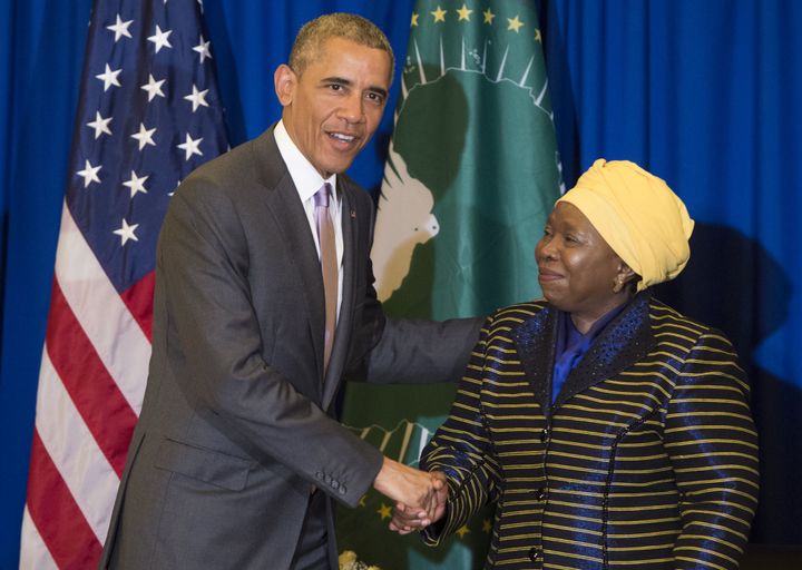 Le président Barack Obama salue la présidente de l'Union africaine Madame Nkokazana Dlamini-Zuma à Addis Abeba, le 28 juillet 2015. (Photo AFP/Saul Loeb)