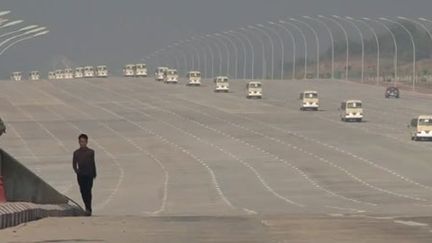 L'avenue à vingt voies sert uniquement à amener les députés en bus au Parlement de Naypyidaw. (FTV)