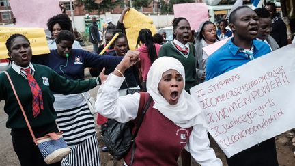 Ces manifestants ont revêtu l'uniforme scolaire pour dénoncer le viol présumé dont a été victime une lycéenne et l'agression de deux autres jeunes filles qui sont parvenues à s'échapper. Mais le mystère reste entier sur cette affaire que la direction de l'école aurait cherché à étouffer, selon certains témoins cités dans la presse locale. Des test ADN sur huit membres du personnel, dont six enseignants, sont en cours d'analyse. Le conseil d'administration du lycée a été dissous à la demande du minstère de l'Education et le directeur de l'école Jael Mureithi aurait pris une retraite anticipée. (Yasuyoshi CHIBA / AFP)