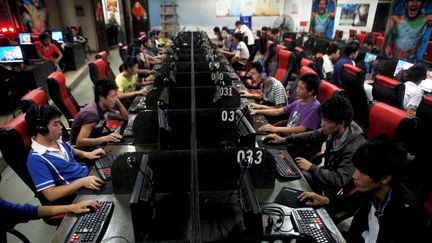 Des jeunes Chinois dans un cybercaf&eacute; de Guilin, dans le sud de la Chine, le 29 septembre 2011. (WANG ZICHUANG / IMAGINECHINA / AFP)