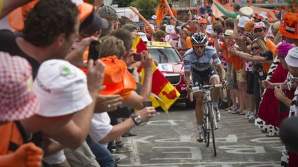 Alberto Contador entouré par la foule lors du Tour de France 2011. (LIONEL BONAVENTURE / POOL)