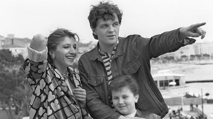 Le réalisateur Emir Kusturica&nbsp;avec ses acteurs Mirjana Karanovic et&nbsp;Miki Manojlovic&nbsp;au festival de Cannes 1985. Il reçoit la palme d'or&nbsp;pour&nbsp;"Papa est en voyage d'affaires".  (AFP)