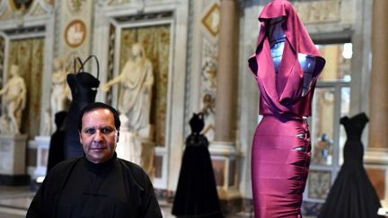 Azzedine Alaïa devant l'une de ses créations lors d'une exposition à la villa Borghese à Rome, le 10 juillet 2015. (GABRIEL BOUYS / AFP)