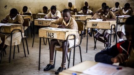 Des élèves de l'école primaire de Mathare à Nairobi, lors d'un examen le 31 octobre 2017. (LUIS TATO / AFP)