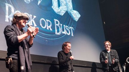 Les deux membres d'AC/DC sans le batteur Phil Rudd et avec le musicien Brendan O'Brien, le 18 novembre 2014 à New-York.
 (SIPANY/SIPA)