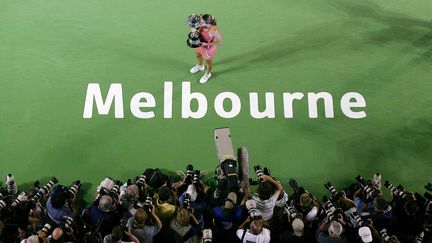 Amélie Mauresmo après avoir remporté l'Open d'Australie, le 28 janvier 2006, à Melbourne.  (WILLIAM WEST / AFP)