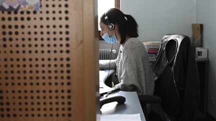 Une conseillère de la plateforme de la Caisse Primaire d'Assurance Maladie (CPAM) de la région Bas-Rhin, en charge des activités de "contact tracing", le 25 mai 2020 à Strasbourg.&nbsp; (FREDERICK FLORIN / AFP)