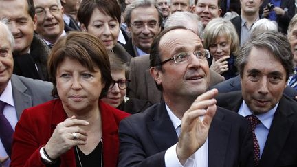 Fran&ccedil;ois Hollande au c&ocirc;t&eacute; de Martine Aubry, la premi&egrave;re secr&eacute;taire du Parti socialiste, le 23 novembre 2011. (PATRICK KOVARIK / AFP)