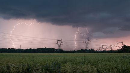 Des éclairs tombent sur Bayet, dans l'Allier, le 1er décembre 2016. Ce département a été placé en vigilance orange par Météo-France le 30 août 2017, comme 18 autres. (XAVIER DELORME / BIOSPHOTO / AFP)