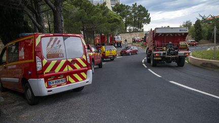 Des pompiers luttent contre un incendie à Cerbère (Pyrénées-Orientales), le 17 avril 2023. (LORENA SOPENA / ANADOLU AGENCY / AFP)