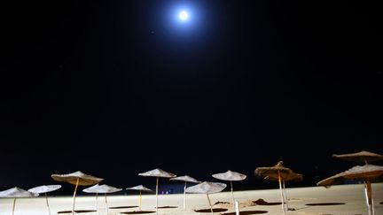 Non, les parasols n'ont pas encore &eacute;t&eacute; install&eacute;s sur Mars. Il s'agit juste de la plage d'Essaouira (Maroc) la nuit tomb&eacute;e, le 24 ao&ucirc;t 2012. (FADEL SENNA / AFP)