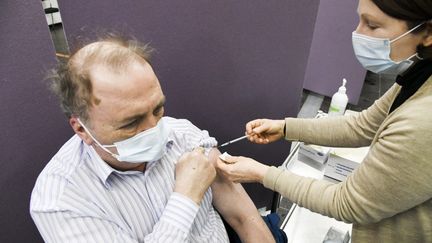 Un Finlandais reçoit une injection du vaccin d'AstraZeneca, le 11 mars 2021 à Vantaa (Finlande). (MARKKU ULANDER / LEHTIKUVA / AFP)