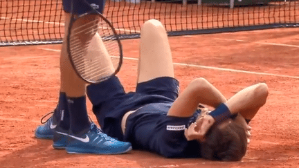 Nicolas Mahut à terre après avoir été frappé par une balle de son coéquipier Pierre-Hugues Herbert, le 7 juin 2018 à Roland-Garros. (FRANCETV SPORT)