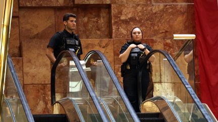 Des agents du Secret Service patrouillent à la Trump Tower, à New York (Etats-Unis), le 6 septembre 2024. (MICHAEL M. SANTIAGO / GETTY IMAGES NORTH AMERICA / AFP)