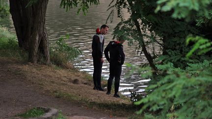 Des pompiers-plongeurs ont &eacute;t&eacute; mobilis&eacute;s, vendredi 16 ao&ucirc;t, pour retrouver la fillette dont la m&egrave;re a d&eacute;clar&eacute; qu'elle l'avait jet&eacute;e dans la De&ucirc;le, &agrave; Lille. ( MAXPPP)