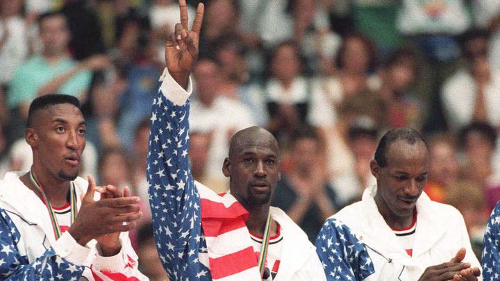 Le basketteur am&eacute;ricain Michael Jordan (C) cache le logo de l'&eacute;quipementier de l'&eacute;quipe am&eacute;ricaine avec le drapeau,&nbsp;sur le podium des Jeux olympiques de Barcelone, le 8 ao&ucirc;t 1992. (SUSAN RAGAN / AP / SIPA)