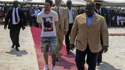 L'international argentin Lionel Messi (D), aux côtés du président gabonais Ali Bongo, le 18 juillet 2015 lors de sa visite à Port-Gentil (au Gabon) où il était invité à poser la première pierre du stade de la ville qui doit accueillir la CAN 2017.  (AFP PHOTO / STEVE JORDAN)