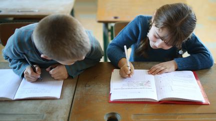 En Finlande, les cahiers d'&eacute;criture feront bient&ocirc;t partie du pass&eacute;. (CATHERINE DELAHAYE / AFP)