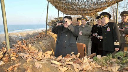 Le leader nord-cor&eacute;en, Kim Jong-Un observe des op&eacute;rations militaires au large du pays, le 25 mars 2013. (KCNA / AFP)