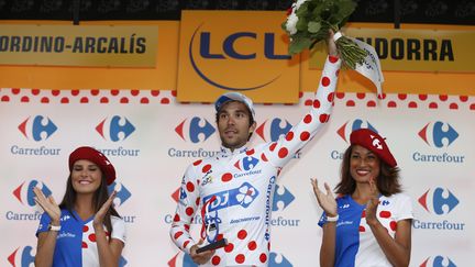 Thibaut Pinot (FDJ) recevant son premier maillot à pois (YUZURU SUNADA / BELGA MAG)