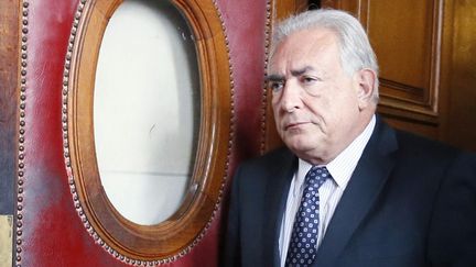 Dominique Strauss-Kahn quitte le tribunal, le 26 f&eacute;vrier 2013 &agrave; Paris, apr&egrave;s une audition dans l'affaire du Carlton de Lille. (KENZO TRIBOUILLARD / AFP)