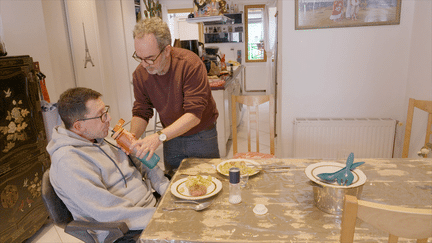 VIDEO. Bruno Solo endosse le rôle d'aidant auprès d'un homme atteint de la maladie de Charcot