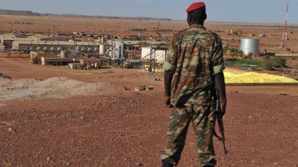 Militaire nigérien participant à la surveillance de la mine d'uranium d'Areva à Arlit (nord du Niger) le 26 septembre 2010. (AFP - ISSOUF SANOGO)