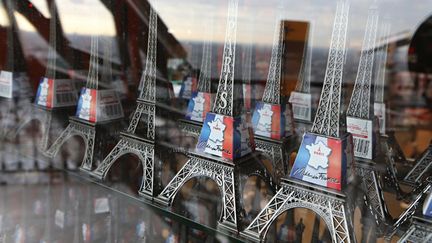 Des r&eacute;pliques de la tour Eiffel, en vitrine dans une boutique parisienne, le 6 juillet 2013.&nbsp; (THOMAS SAMSON / AFP)