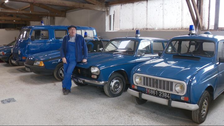 Xavier Hory et sa collection de voitures de gendarmerie&nbsp; (S.Loeb / France Télévisions)