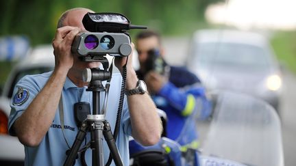 Des gendarmes effectuent un contr&ocirc;le radar, en juin 2014,&nbsp;pr&egrave;s de Nantes. (JEAN-SEBASTIEN EVRARD / AFP)