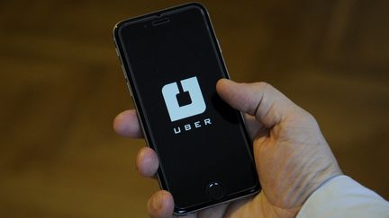 Un utilisateur de l'application mobile Uber, en novembre 2017.&nbsp; (JAAP ARRIENS / NURPHOTO / AFP)