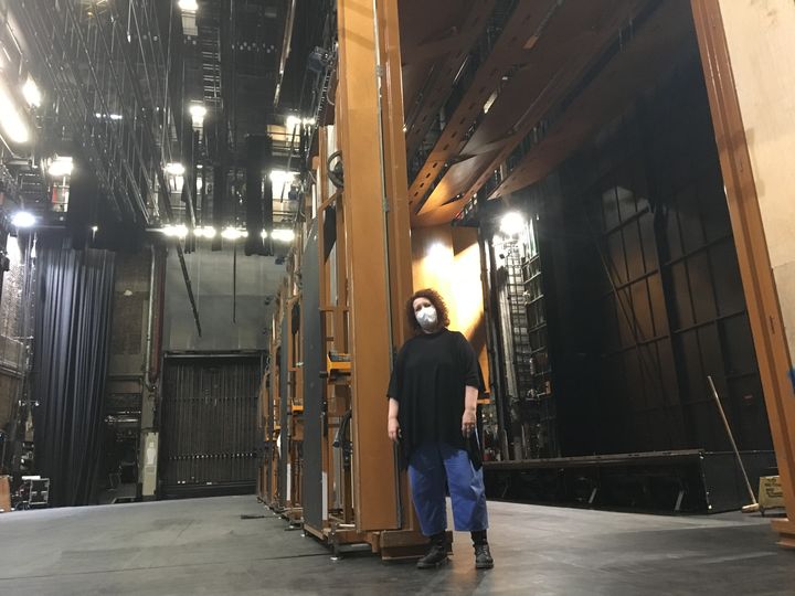 Lucia Goj, la directrice technique du Théâtre des Champs-Elysées sur le plateau du théâtre.&nbsp; (LCA - FRANCEINFO CULTURE)