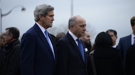 Le secr&eacute;taire d'Etat am&eacute;ricain, John Kerry, et son homologue fran&ccedil;ais, le ministre des Affaires &eacute;trang&egrave;res, Laurent Fabius, devant le supermarch&eacute; Hyper Casher de la porte de Vincennes, &agrave; Paris, vendredi 16 janvier 2015. (BERTRAND GUAY / AFP)