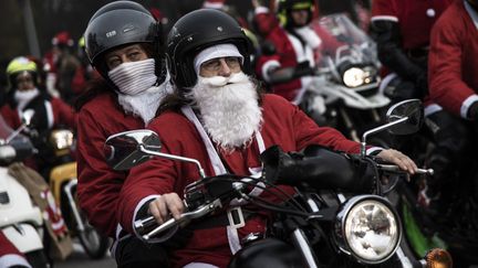 Des personnes déguisées en père Noël, à Turin (Italie), le 2 décembre 2018.&nbsp; (MARCO BERTORELLO / AFP)