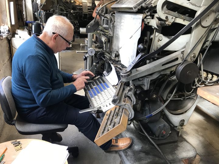 Bernard Leroy, bénévole au Démocrate de l'Aisne, tape sur la linotype (Valérie Gaget)